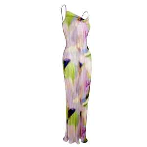 Détail d'imprimé abstrait coloré sur le tissu plissé d'une robe nuisette moulante