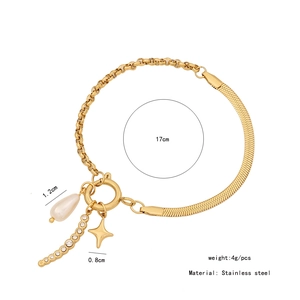 Dettaglio di bracciale in acciaio inossidabile dorato con perla e stella