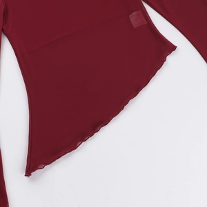 Détail du haut en tulle bordeaux montrant le tissu transparent et l'ourlet irrégulier
