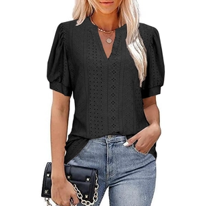 Γυναικείο μαύρο T-shirt με V λαιμόκοψη και διάτρητα φουσκωτά μανίκια για καθημερινό στυλ