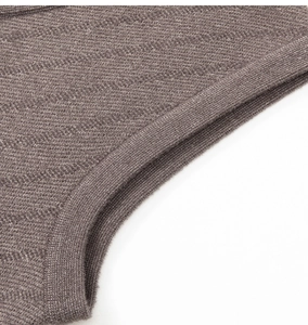 Detail von V-Ausschnitt und Fischgrätenmuster der braunen Strickweste für Herren