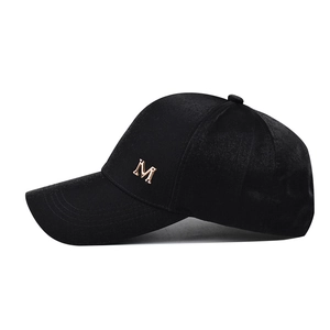 Casquette de baseball en satin noir avec logo M en métal doré brillant sur le côté