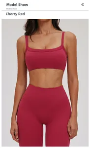 Dettaglio del reggiseno yoga rosso ciliegia e leggings a vita alta per il fitness