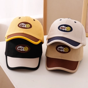 Dettaglio di cappellini da baseball bicolore per bambini con ricamo NICE smiley