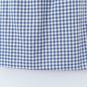Blau-weiß kariertes Kleid mit hochwertigen Nähten und klassischem gewebtem Saumdetail