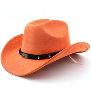 Détail d'un chapeau de cowboy orange en daim avec bande tissée décorative et bijoux en métal