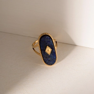 Bague vintage style français en acier doré sertie d'une pierre de lapis-lazuli ovale