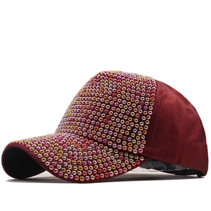 Berretto da baseball in velluto bordeaux decorato con perle colorate e strass cangianti