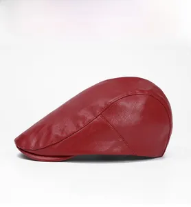 Vista laterale della coppola in pelle PU rosso scuro con motivo litchi e cuciture multiple