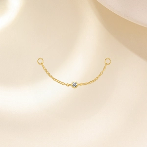 Détail de la chaîne de connexion dorée pour boucles d'oreilles avec zircon rond