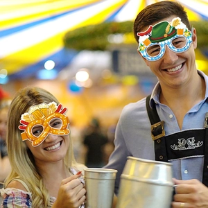 Lunettes de fête Oktoberfest en papier avec motifs de chope de bière et bretzel