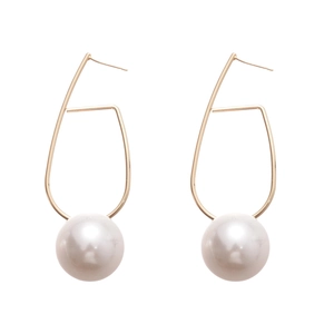 Orecchini geometrici in oro con perle d'imitazione bianche su sfondo bianco puro