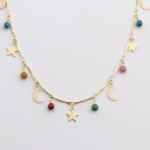 Collier doré avec pendentifs étoile et lune et perles colorées pailletées sur chaîne