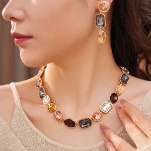 Set collana e orecchini vintage con cristalli arcobaleno e finitura in oro lussuoso