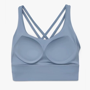 Dettaglio del reggiseno yoga blu nebbia con incrocio posteriore e coppe integrate modellate