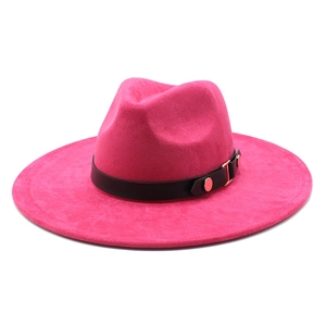 Dettaglio cappello fedora fucsia con fascia nera e fibbia metallica dorata