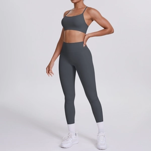Detail von dehnbarem dunkelgrauem Yoga-Set mit dünnem Träger-BH und hoher Taillen-Leggings