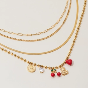 Collana multistrato placcata oro 18K con pendenti ciliegia, moneta e orsetto