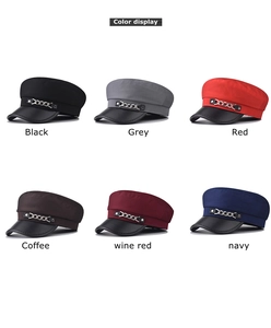 Aperçu de casquettes gavroche en six couleurs avec visières en cuir et chaînes en métal