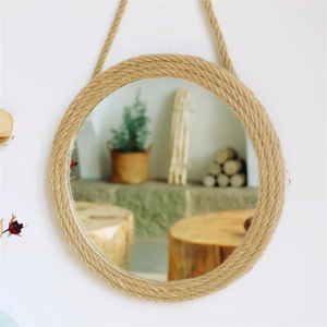 Rustikaler runder Wandspiegel mit handgeflochtenem Hanfseilrahmen im Nordic Boho-Stil