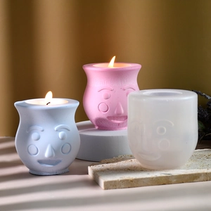 Dettaglio stampo in silicone con faccina sorridente per candele e vasi fai da te