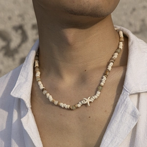 Collana da uomo con perline in pietra naturale e ciondolo a forma di stella marina bianca