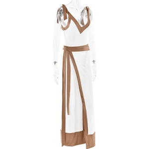 Détail de la robe longue blanche avec bordure en V marron et ceinture à la taille