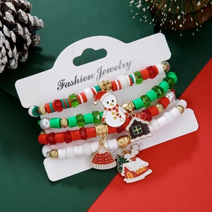 Détail d'un ensemble de quatre bracelets de Noël perlés avec breloques bonhomme