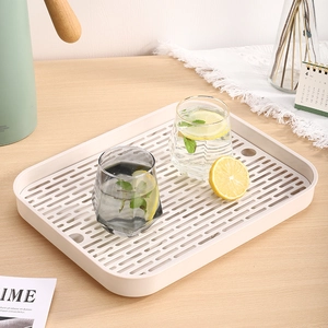 Plateau d'égouttage rectangulaire beige moderne avec trous de grille sur table en bois