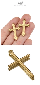 Detaillierte Nahaufnahme polierter Goldkreuz-Anhänger für DIY-Halsketten und Ohrringe