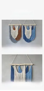 Détail de macramé mural bohème avec des glands en coton et une barre en bois naturel
