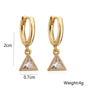Vista dettagliata degli orecchini a triangolo in zircone dorato, dimensioni 2cm per 0.7cm