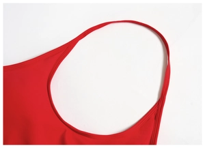 Gros plan détaillé du tissu rouge du soutien-gorge de yoga et coutures doubles