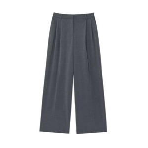 Détail du pantalon large gris foncé à taille haute avec doubles plis sur fond blanc