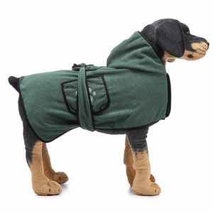 Dettaglio dell'accappatoio per animali verde scuro con cappuccio e cintura