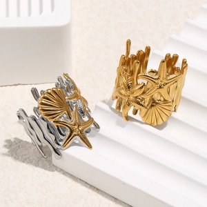 Détail de bagues ouvertes étoile de mer et coquillage plaquées or 18 carats