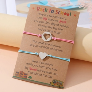Set di bracciali Back to School con ciondoli a cuore su carta con dedica poetica