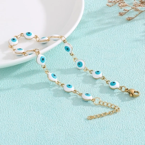 Detail eines verstellbaren 18K vergoldeten Evil Eye Armbands mit Emaille-Perlen