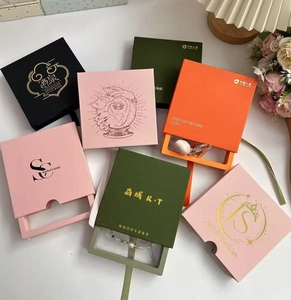 Vista detallada de cajas de regalo de lujo para joyas con estampado dorado e inserciones