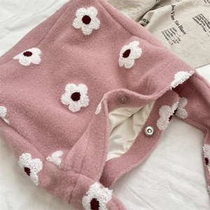 Dettaglio della borsa tote in peluche rosa con ricamo floreale 3D e chiusura magnetica