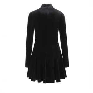 Robe mini élégante en velours noir à manches longues avec col montant et fermeture