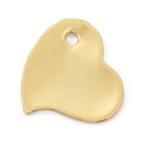 Detailansicht eines goldenen Herzanhängers mit den Maßen 27mm x 29mm für DIY-Schmuck