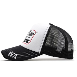 Détail de la casquette trucker noir et blanc avec broderie 1971 sur la visière et aigle