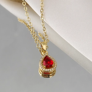 Collier élégant plaqué or avec goutte d'eau en zircon rouge foncé et cristaux blancs