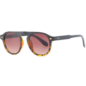 Retro oversized sunglasses with black frame, tortoise lower rim and gradient brown lenses