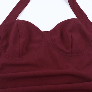 Dettaglio dello scollo all'americana bordeaux con texture pregiata e pieghe eleganti