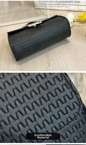Detalle macro de textura de cuero sintético con relieve geométrico negro en un bolso