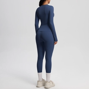 Vue arrière de l'ensemble de yoga bleu marine montrant la coupe ajustée et l'effet galbant