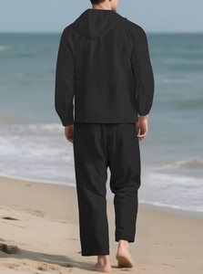 Vue arrière d'un ensemble en lin noir avec sweat à capuche et pantalon pour homme à la plage
