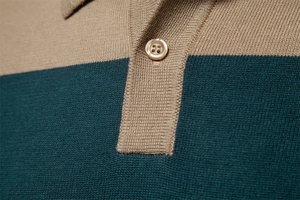 Detail von Strick-Polo-Kragen mit khakifarbenem und dunkelgrünem Stoff und einem Knopf
